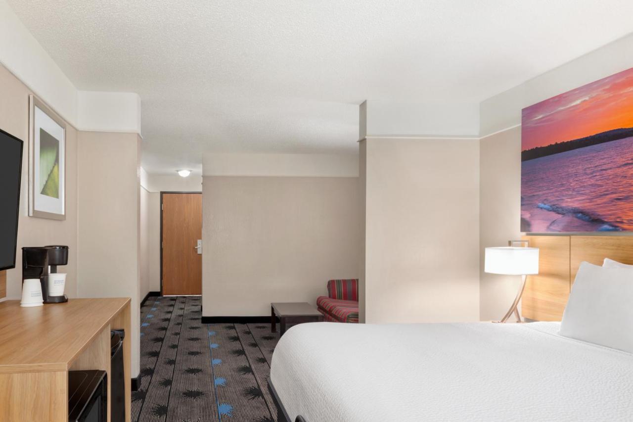 Days Inn By Wyndham Kansas City International Airport Eksteriør billede