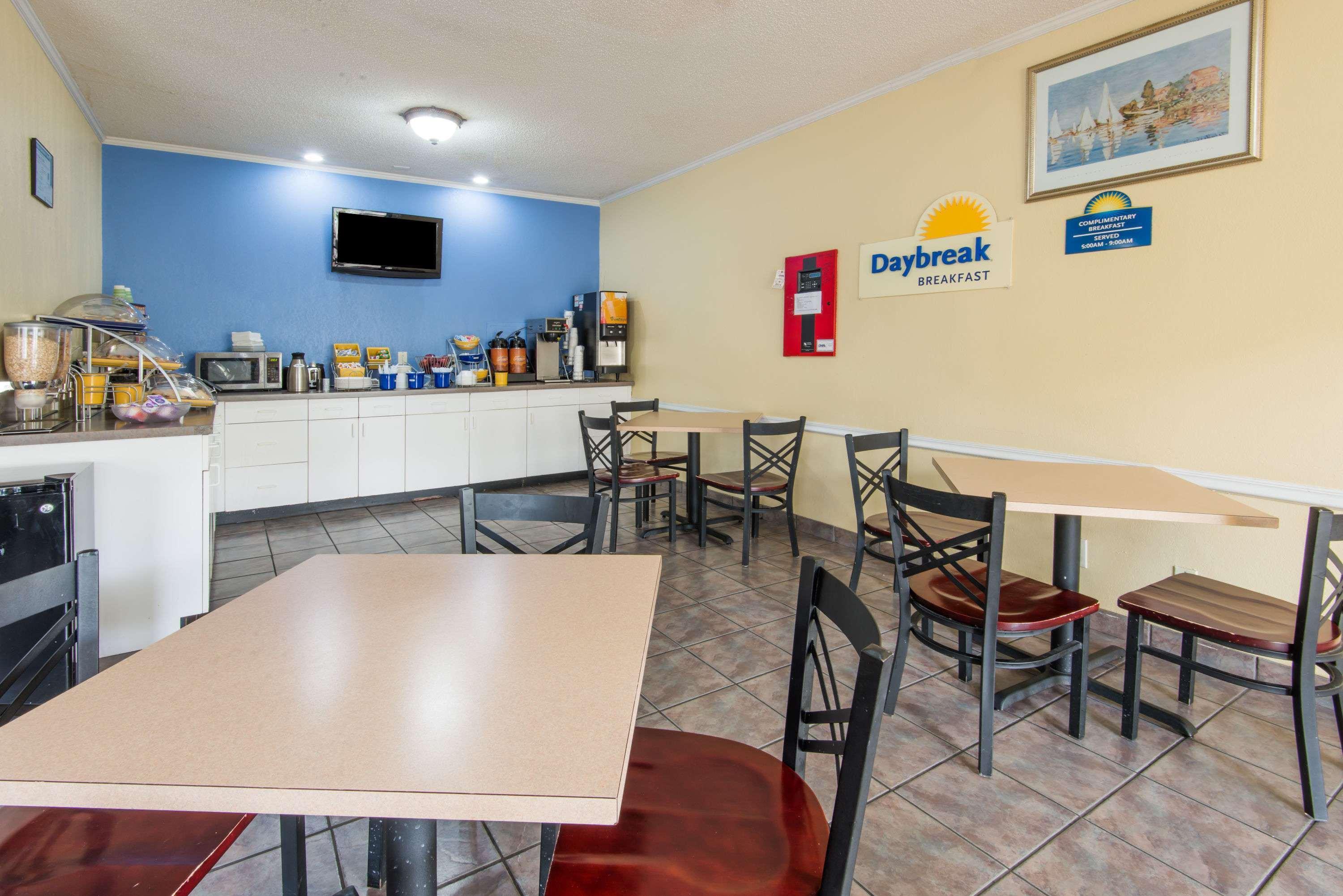 Days Inn By Wyndham Kansas City International Airport Eksteriør billede